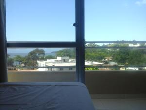 desde la ventana del dormitorio de un edificio en Perequê Praia Hotel, en Porto Belo