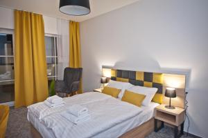 Łóżko lub łóżka w pokoju w obiekcie ApartHOTEL Gostyń
