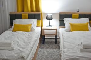 Łóżko lub łóżka w pokoju w obiekcie ApartHOTEL Gostyń