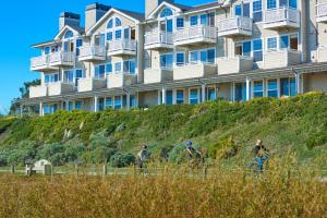 a group of people riding bikes in front of a building at Beach House Half Moon Bay in Half Moon Bay