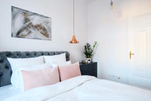 Una cama o camas en una habitación de Apartament Nowe Miasto - Skwer Malarzy