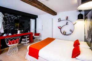 Postel nebo postele na pokoji v ubytování Hôtel des Ducs