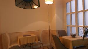 una mesa y sillas con una mesa y una lámpara en Kriò Suite, en Salerno