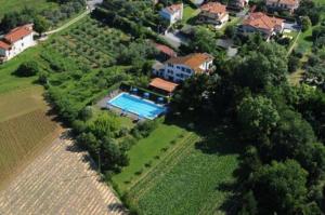 eine Luftansicht eines Hauses mit Pool in der Unterkunft B&B Da Pio in Pietrasanta