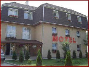 un hotel con un cartello di motel di fronte di Panama Motel a Székesfehérvár