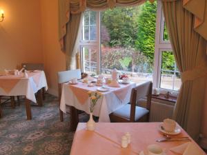une salle à manger avec deux tables et une fenêtre dans l'établissement Neidin House, à Kenmare