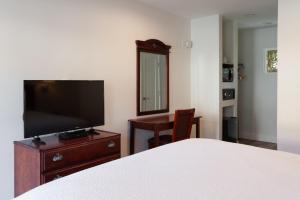 TV a/nebo společenská místnost v ubytování Studio City Court Yard Hotel