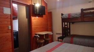 mały pokój z łóżkiem i łóżkiem piętrowym w obiekcie Hostal Los Avellanos w mieście Temuco