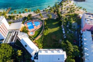 einem Luftblick auf ein Resort mit Pool und Meer in der Unterkunft CHARMANT STUDIO DE STANDING GOSIER in Le Gosier