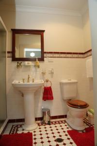 Ein Badezimmer in der Unterkunft Forgandenny House B&B