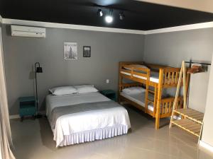 1 dormitorio con 1 cama y literas. en Mundo Livre Guest House, en Penha