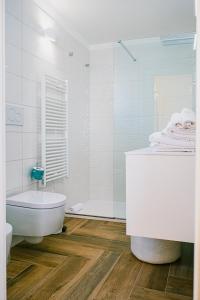 a bathroom with a tub and a toilet and a shower at Una Perla Nel Verde in Putignano