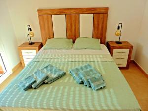 ein Schlafzimmer mit einem Bett mit zwei Handtüchern darauf in der Unterkunft Casa Colin - Mar Menor Golf Resort in Torre-Pacheco + 15 Fotos