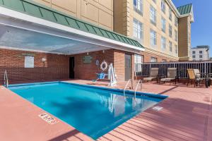 Bazén v ubytování Country Inn & Suites by Radisson, Lumberton, NC nebo v jeho okolí