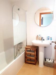 ein Badezimmer mit Dusche, Waschbecken und Spiegel in der Unterkunft Casa Colin - Mar Menor Golf Resort in Torre-Pacheco