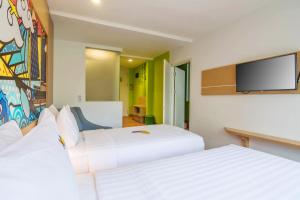 MaxOneHotels at Resort Makassar客房内的一张或多张床位