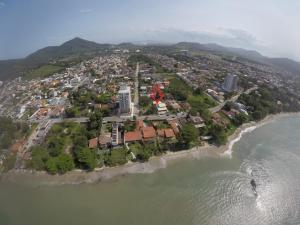 una vista aérea de una isla en el océano en Mundo Livre Guest House, en Penha