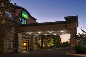 un edificio con un cartel en el costado en Wingate by Wyndham Denver Tech Center, en Greenwood Village