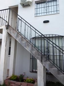una escalera que conduce a un edificio con ventanas en Depto planta alta en Salta