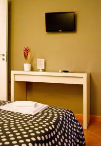 Telewizja i/lub zestaw kina domowego w obiekcie Bed And Breakfast Charming House