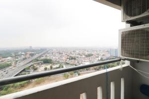 desde el balcón de un edificio con vistas a la ciudad en Green Pramuka City by SR Property, en Yakarta
