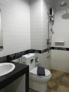 Koupelna v ubytování TTT Hotel + 25 fotografií