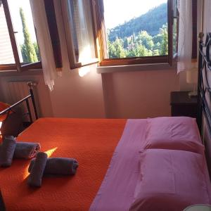 Säng eller sängar i ett rum på Podere"sulle soglie del Bosco" appartament and rooms