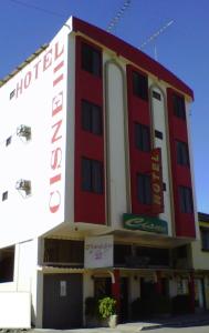 un hotel con un edificio rojo y blanco en Hotel Cisne II en Santa Elena