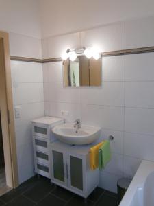 ザンクト・ファイト・イム・ポンガウにあるLandgut Feuersangのバスルーム(洗面台、鏡付)