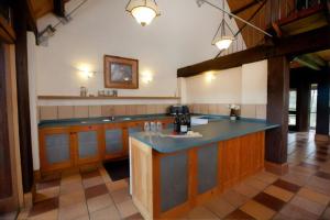cocina grande con encimera azul en Wandin Valley Estate, en Lovedale