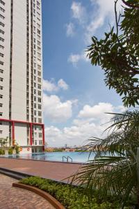 泗水的住宿－格納溫薩梅爾酒店，两座高楼之间的水景