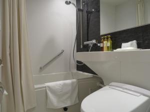 大阪的住宿－Arrow Hotel in ShinsaiBashi 朝食無料サービス中，浴室配有卫生间、盥洗盆和淋浴。