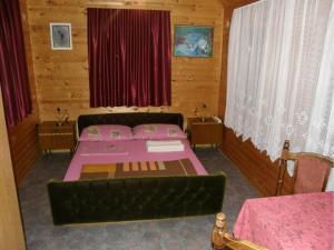 1 dormitorio con 2 camas y cortinas rojas en House Ilija Hodak, en Selište Drežničko