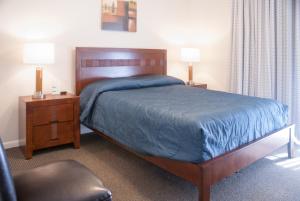 ein Schlafzimmer mit einem Bett und zwei Nachttischen und zwei Lampen in der Unterkunft Grand Lake & Lifetime of Vacations Resorts in Orlando + 46 Fotos