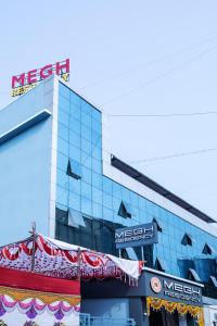 um grande edifício de vidro com um letreiro Nissan em MEGH RESIDENCY em Navi Mumbai