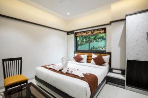 Postel nebo postele na pokoji v ubytování Megh Residency Navi Mumbai