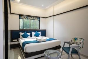 Postel nebo postele na pokoji v ubytování Megh Residency Navi Mumbai