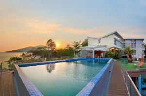 Bazén v ubytování Royal Ocean Resort Karimunjawa nebo v jeho okolí