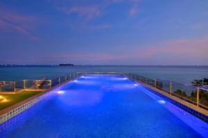 Bazén v ubytování Royal Ocean Resort Karimunjawa nebo v jeho okolí