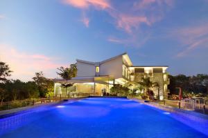 Bazén v ubytování Royal Ocean Resort Karimunjawa nebo v jeho okolí