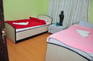 Letto o letti in una camera di Nagarjun Home Stay