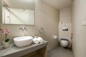 łazienka z umywalką i toaletą w obiekcie Palio Damnoni Seafront House w mieście Damnoni