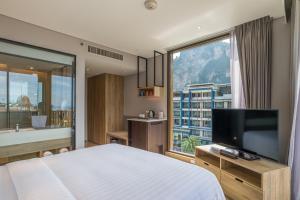 Телевизор и/или развлекательный центр в Holiday Inn Resort Krabi Ao Nang Beach by IHG