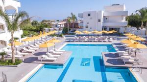 un hôtel avec une piscine dotée de chaises et de parasols dans l'établissement Orion Hotel, à Faliraki