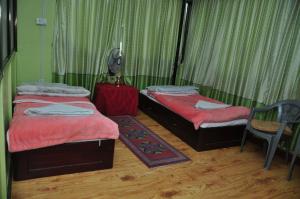 Letto o letti in una camera di Nagarjun Home Stay