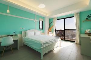 Ein Bett oder Betten in einem Zimmer der Unterkunft Shi Guang Sea View