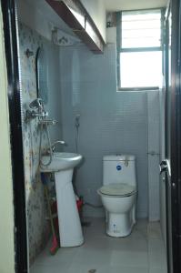 un bagno con un water e un lavandino di Nagarjun Home Stay a Kathmandu