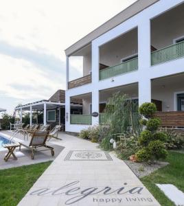 een villa met een zwembad en een huis bij Alegria Suites in Nikiti