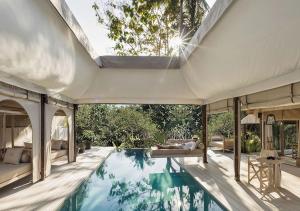 una vista exterior de una casa con piscina en The Beige, en Siem Reap