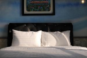 Ein Bett oder Betten in einem Zimmer der Unterkunft Shi Guang Sea View